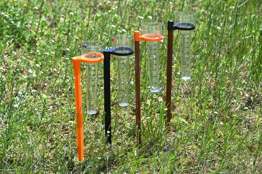 NEW! Rain Fold Rain Gauges with a New Pole Color – Now Even More Visible!